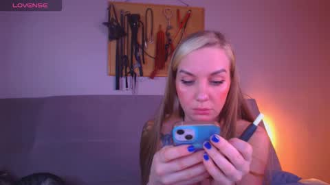 Snapshot of carrie_moonshine chatting on February 2026 07:01:02 PM Carrie online show from February 2026 07:01:02 PM