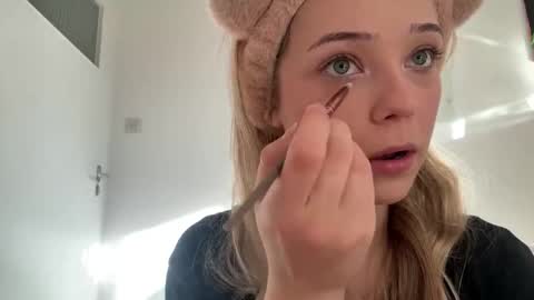 Olivia online show from March 2026 03:48:01 PM