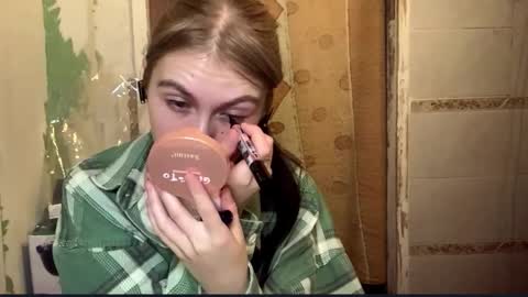 Lola online show from October 2025 09:22:01 PM