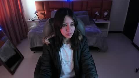 catti_brie_ online show from November 2025 12:30:01 PM