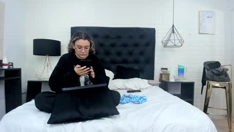 Snapshot of charles_x_elara chatting on December 2024 06:48:02 AM Charles y Elara online show from December 2024 06:48:02 AM