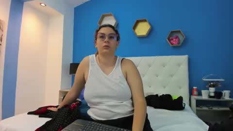 Snapshot of charles_x_elara chatting on January 2025 03:32:02 AM Charles y Elara online show from January 2025 03:32:02 AM