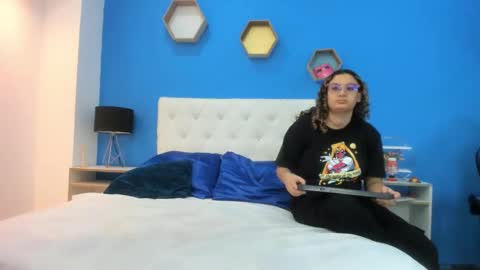 Snapshot of charles_x_elara chatting on February 2025 07:49:01 PM Charles y Elara online show from February 2025 07:49:01 PM
