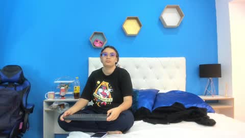 Snapshot of charles_x_elara chatting on February 2025 12:19:02 PM Charles y Elara online show from February 2025 12:19:02 PM