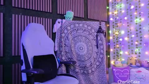 Charlie Cake online show from December 2025 06:21:02 AM