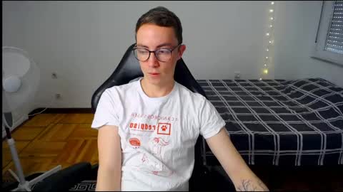 Snapshot of charlieseyer chatting on May 2026 07:36:02 AM carlos reyes online show from May 2026 07:36:02 AM