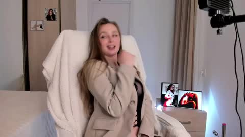 CharlottaWells online show from November 2025 03:11:02 PM