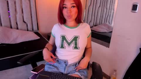 Snapshot of charlotte_jones24 chatting on December 2024 08:47:01 PM Charlotte Jones online show from December 2024 08:47:01 PM