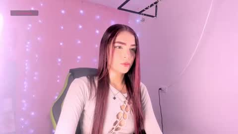 Snapshot of charlotteee_02 chatting on September 2025 04:25:02 AM charlotteee online show from September 2025 04:25:02 AM