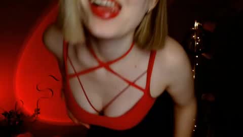 Snapshot of charming_beauty chatting on December 2024 09:35:02 AM Michelle online show from December 2024 09:35:02 AM