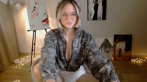 Snapshot of charming_beauty chatting on October 2025 01:25:02 AM Michelle online show from October 2025 01:25:02 AM