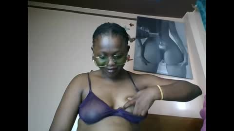Snapshot of cheeky_charms chatting on May 2026 08:21:01 AM cheeky_charms online show from May 2026 08:21:01 AM