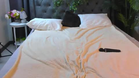 cheezy_cream online show from December 2025 04:44:02 AM