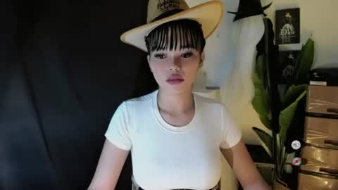 Snapshot of chixies_ladies chatting on June 2026 01:41:02 AM chixies_ladies online show from June 2026 01:41:02 AM