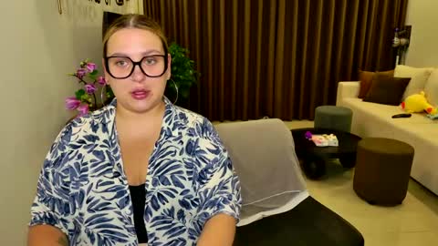 Snapshot of chloe_x_ chatting on April 2026 08:09:02 PM Eva and Sandra online show from April 2026 08:09:02 PM