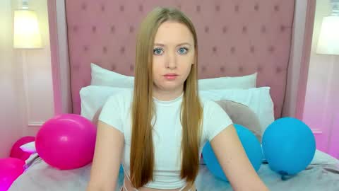 Chloe online show from October 2025 07:03:01 PM