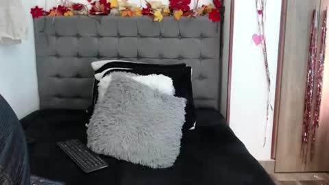 Christine Moore online show from December 2025 04:04:01 PM