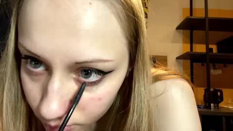 Snapshot of christinebrillhart chatting on March 2026 04:35:01 PM Bella online show from March 2026 04:35:01 PM