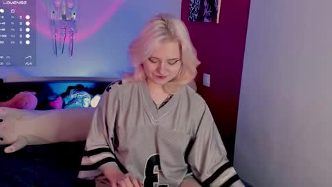 Snapshot of cigaretteduringsex chatting on October 2025 11:11:01 AM Helen and Teya online show from October 2025 11:11:01 AM