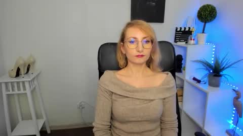 Snapshot of cinderellamoon chatting on February 2026 06:42:01 AM Cinderella online show from February 2026 06:42:01 AM