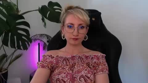 Snapshot of cinderellamoon chatting on June 2026 12:26:02 PM Cinderella online show from June 2026 12:26:02 PM