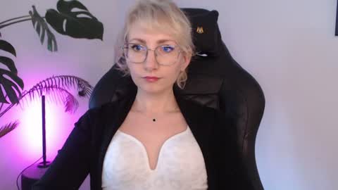 Snapshot of cinderellamoon chatting on July 2026 05:23:02 AM Cinderella online show from July 2026 05:23:02 AM
