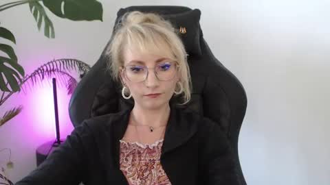 Snapshot of cinderellamoon chatting on July 2026 10:21:02 AM Cinderella online show from July 2026 10:21:02 AM