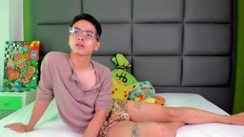 Snapshot of cinnamon_boyx chatting on March 2025 11:00:02 PM Cinna Boy online show from March 2025 11:00:02 PM