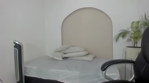 Cloe  online show from December 2025 03:28:02 PM