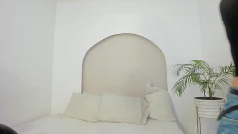 Cloe  online show from December 2025 03:08:01 PM