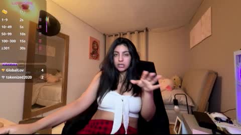 cloe small online show from November 2025 06:13:01 AM