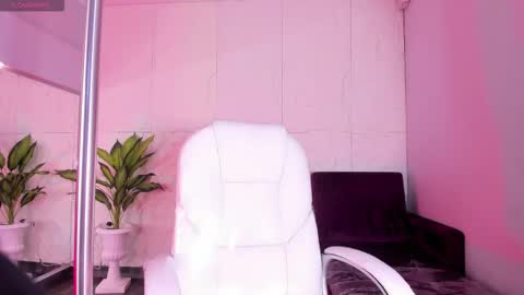 C L O E  online show from January 2026 05:00:01 AM