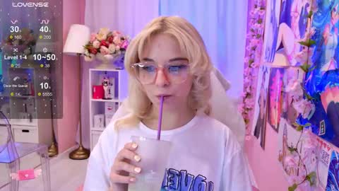 Mia online show from September 2025 11:43:02 AM