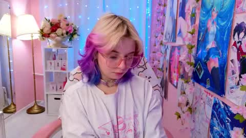 Mia online show from November 2025 04:29:02 PM