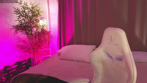 Collen Mon Tue Wed Thu Fri GMT 3 0300am - 0900am  online show from April 2026 04:59:02 PM