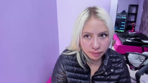 Snapshot of constansblonde chatting on December 2024 04:37:01 PM Constans online show from December 2024 04:37:01 PM