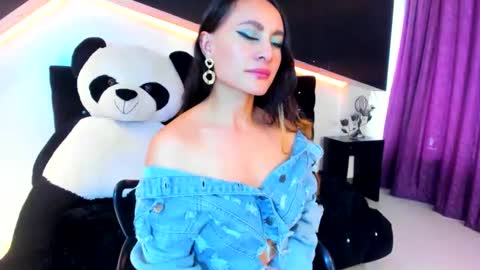 Snapshot of coral_gibson chatting on February 2025 06:51:01 PM Coral online show from February 2025 06:51:01 PM