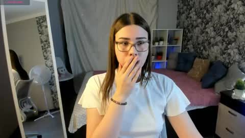 Snapshot of coraline_kitty chatting on May 2026 06:25:01 PM Coraline online show from May 2026 06:25:01 PM