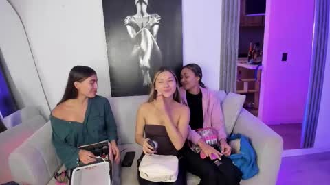 couple_funnyy online show from November 2025 03:05:01 AM