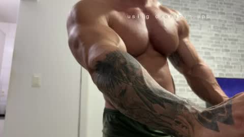 Snapshot of couplemuscle40 chatting on July 2026 02:25:02 AM couplemuscle40 online show from July 2026 02:25:02 AM