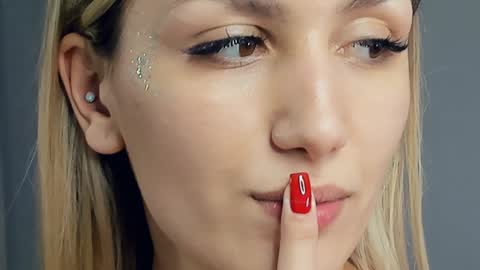 Snapshot of crazy_selfi chatting on February 2025 05:28:02 AM Emma online show from February 2025 05:28:02 AM