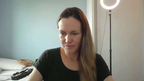 Anny online show from December 2025 10:53:02 AM