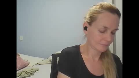 Snapshot of crazyanny chatting on April 2026 12:13:02 AM Anny online show from April 2026 12:13:02 AM