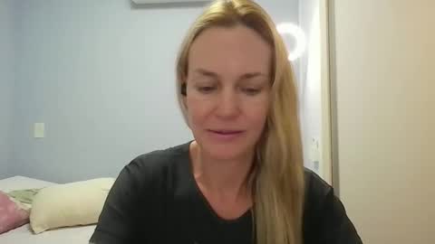 Snapshot of crazyanny chatting on April 2026 12:47:01 PM Anny online show from April 2026 12:47:01 PM