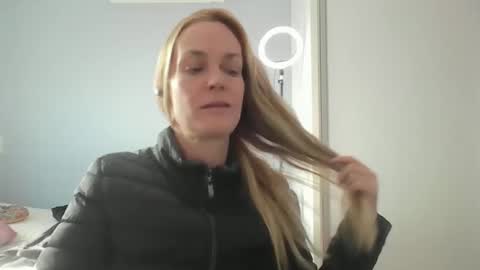 Snapshot of crazyanny chatting on May 2026 05:32:01 PM Anny online show from May 2026 05:32:01 PM