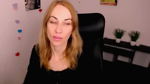 Snapshot of create_your_own_sun chatting on October 2025 01:42:01 PM Lera online show from October 2025 01:42:01 PM