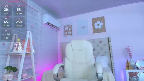 Snapshot of cristal_bunny chatting on December 2024 12:15:02 AM Cristal online show from December 2024 12:15:02 AM