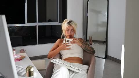 Laura online show from February 2026 03:39:01 AM