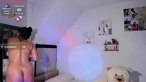 Snapshot of cristalmunez chatting on October 2025 12:50:01 PM cristal online show from October 2025 12:50:01 PM