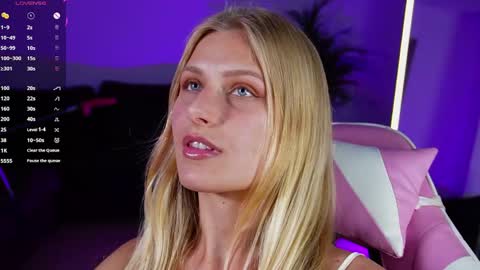 Snapshot of crystal_blond chatting on April 2026 07:59:01 PM Crystal online show from April 2026 07:59:01 PM
